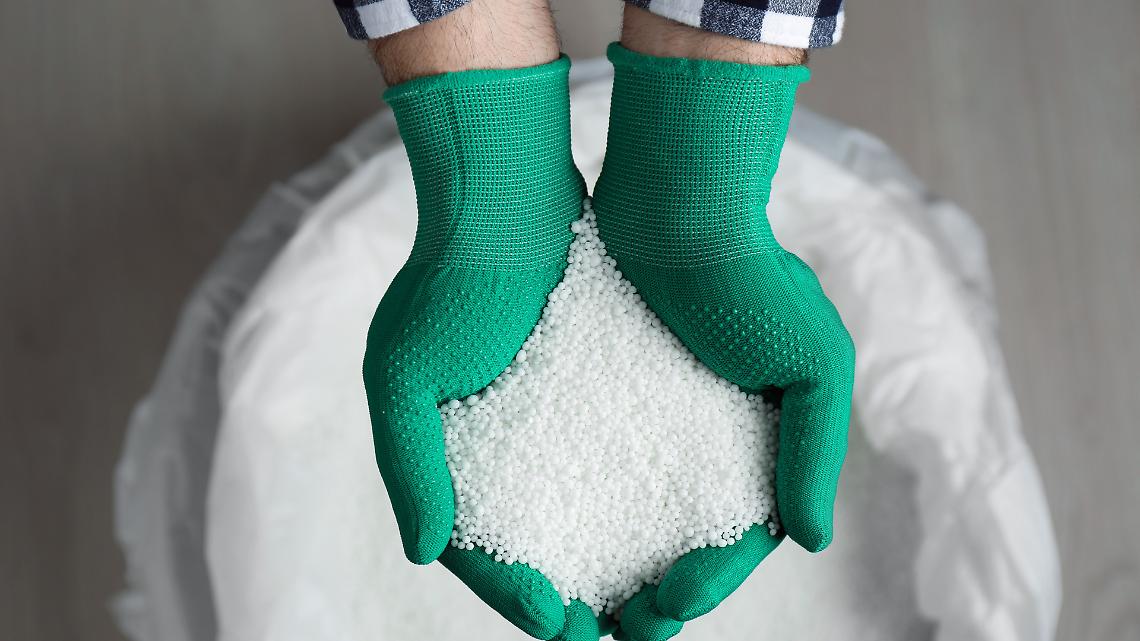 Fertilizzanti 2026: urea ancora alta, CBAM in vigore e rotte sotto stress